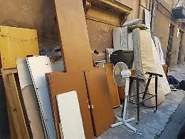 Chiama per un rifiuto ingombrante, ma era una discarica: denunciato