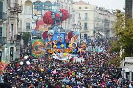Ad Acireale il Carnevale supera la prova "a pagamento": folla per carri e concerti
