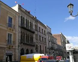 Catania: Bellini a rischio chiusura, i precari sul tetto del teatro Sangiorgi