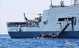 Nave della Marina soccorre migranti e Salvini s'infuria: &laquo;Non vi apro i porti&raquo;