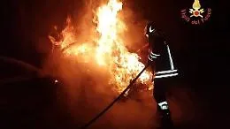 Intimidazione a un giornalista di Siracusa: nella notte data alle fiamme la sua auto