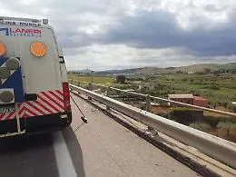 Dramma sulla A19, auto precipita da cavalcavia e finisce in acqua:
morto un 28enne, grave un 24enne