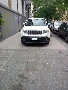 Catania, Via Lavaggi: i soliti furbetti del parcheggio sbrigativo