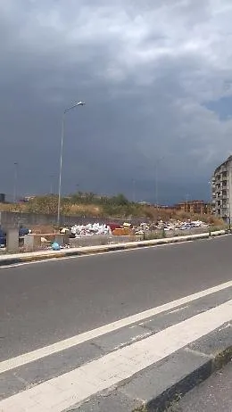 Catania: strade invase dai rifiuti a San Giovanni Galermo