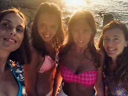 Maria Elena Boschi replica in bikini a Salvini: &laquo;Io sono una mummia?  Beh, "bacioni" dal mio sarcofago...&raquo;