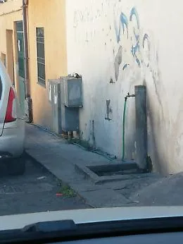 Catania, in Via XXXI si preleva indebitamente acqua da una fontana pubblica