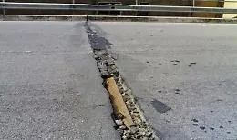 Giunto malandato sulla strada degli scrittori: danni alle auto