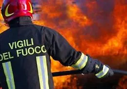 Gela: vasto incendio distrugge
capannone di azienda agricola
