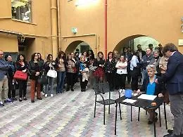 La scrittrice Simonetta Agnello Hornby decora una piastrella all'Accademia Michelangelo di Agrigento