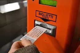 Palermo, la proposta di Orlando: bus gratis a chi paga le tasse comunali