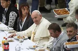 Poveri a pranzo con il Papa come "ai matrimoni", Giuseppe: &laquo;Non smetto di piangere&raquo;