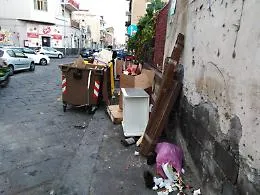 Catania: sporcizia e incuria in via Re Martino