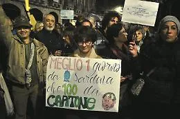 I cartelloni pi&ugrave; ironici delle sardine catanesi