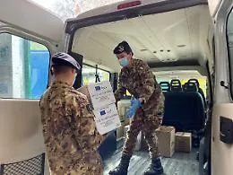 L&rsquo;Esercito in Sicilia distribuisce viveri per i bisognosi