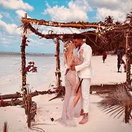 Luigi Favoloso ed Elena Morali: due cuori e un gazebo matrimoniale