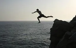Bagnante muore dopo un tuffo dal  solarium 'Ru Frati' di viale Tunisi
