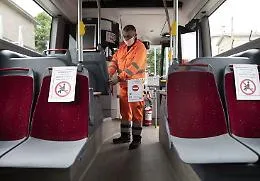 Coronavirus, stop al distanziamento sociale sui bus ma servir&agrave; la mascherina