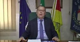 Migranti, dopo l'aggressione al poliziotto, il sindaco sbotta: "Il vaso &egrave; colmo"