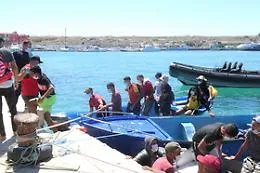 Migranti, trenta sbarchi a Lampedusa in un giorno Musumeci: &laquo;Governo cosa fa&raquo;?