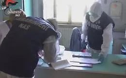 Reagenti scaduti, test in profumeria e mancate notifiche all'Asp: il blitz dei Nas nei laboratori di analisi a Catania