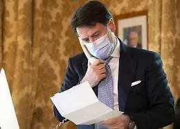 Natale, feste blindate ma &egrave; gi&agrave; polemica sul nuovo Dpcm: ecco i punti controversi