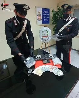 Siracusa, i carabinieri lo fermano e lui confessa: &laquo;S&igrave;, la cocaina &egrave; nell'auto&raquo;