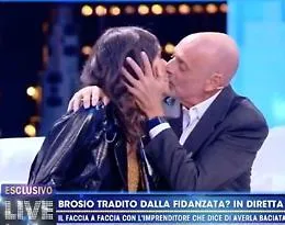 Paolo Brosio e Maria Laura De Vitis: un bacio per fugare i dubbi sul loro amore