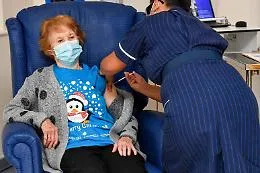 In Gran Bretagna somministrata a una 90enne la prima dose del vaccino Pfizer-Biontech