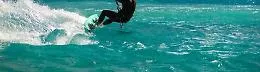 Pozzallo, in kitesurf con il mare in tempesta finiscono contro scogli: due feriti