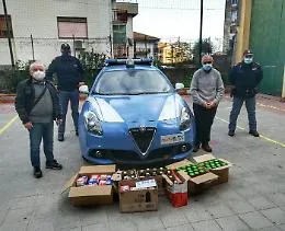 Natale, agenti di polizia donano alimenti ai pi&ugrave; bisognosi a Catania