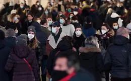 Covid, spostamenti, visite a parenti e vacanze per le Feste: chi e quando si potr&agrave; muovere