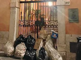 Rifiuti davanti al Comune di Taormina: &laquo;Sappiamo chi &egrave; stato e pagher&agrave;&raquo;