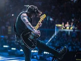 Fabrizio Moro: &laquo;La Sicilia &egrave; in &ldquo;Pensa&rdquo;&raquo;. Dal Festival alle polemiche all&rsquo;impegno sociale