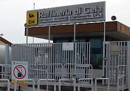 Raffineria Eni Gela, le mogli degli ex operai dell'indotto chiedono il ritorno al lavoro dei mariti