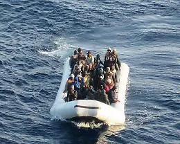 Lampedusa, motovedetta della Guardia di Finanza soccorre 132 migranti: natante lasciato alla deriva