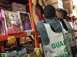 La merce non sicura e contraffatta pronta per essere venduta a Natale