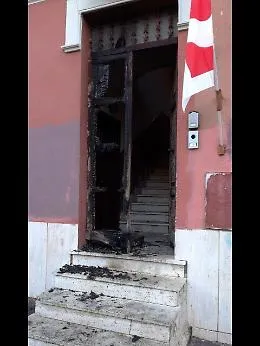 Fuoco al portone di un bracciante a Ravanusa: l'ombra di un avvertimento e indagini a tutto campo