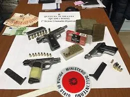 Siracusa, in casa aveva tre pistole e un chilo di hashish: arrestato