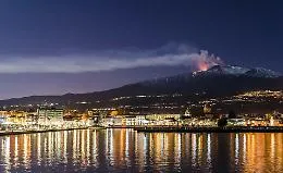 Catania, arriva la sera e l'Etna d&agrave; spettacolo