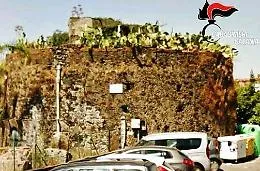 Catania, sale sulla torre di via Medea e lancia sassi contro le auto e le persone: arrestato