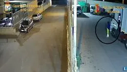In cambio del "pizzo" hanno chiesto l'assunzione di due operai, "mediatore" un imprenditore catanese