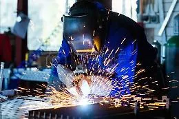 Fabbro quarantenne muore in officina a Fulgatore