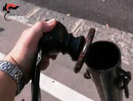 Catania, droga nascosta nel paletto del marciapiede: tre arresti a Picanello