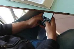 Chattare sotto il banco nelle ore di lezione