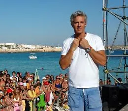 L'abbraccio di Lampedusa a Claudio Baglioni: l'inno risuona in aeroporto dopo la visita di Papa Leone XIV