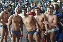 Catania, le foto della San Silvestro a mare: tuffo anche per l'astronauta Parmitano e l'assessore Razza