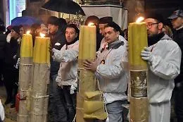 Sant' Agata, devoti: ceri sulle spalle e ombrelli aperti