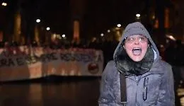 &laquo;Dovete morire tutti&raquo; ai poliziotti, bufera sulla prof originaria di Piazza Armerina