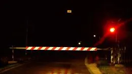 Furgone travolto da treno al passaggio a livello: nessun ferito