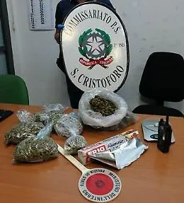 Catania, a spasso per San Cristoforo con un trolley pieno di marijuana